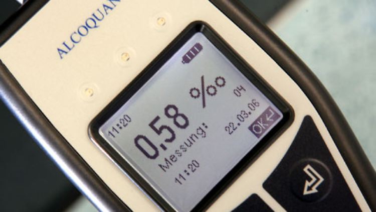 Bei jedem weiteren Verstoß gegen die 0,5 Promille-Grenze blühen vier Punkte, 750 Euro und drei Monate Fahrverbot.