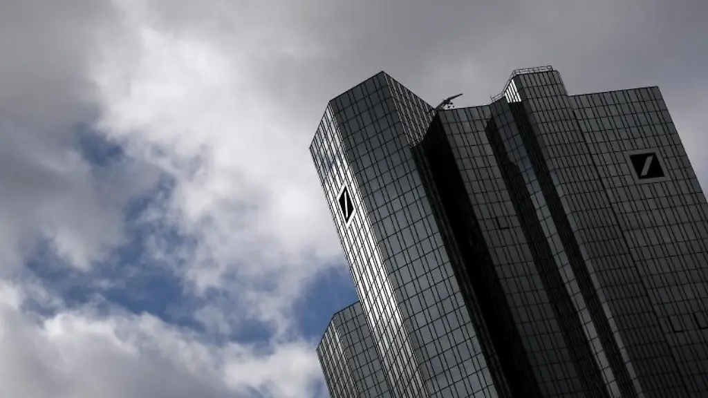 Sonnenlicht-faellt-bei-truebem-Wetter-auf-die-Fassade-der-Deutschen-Bank-Zentrale