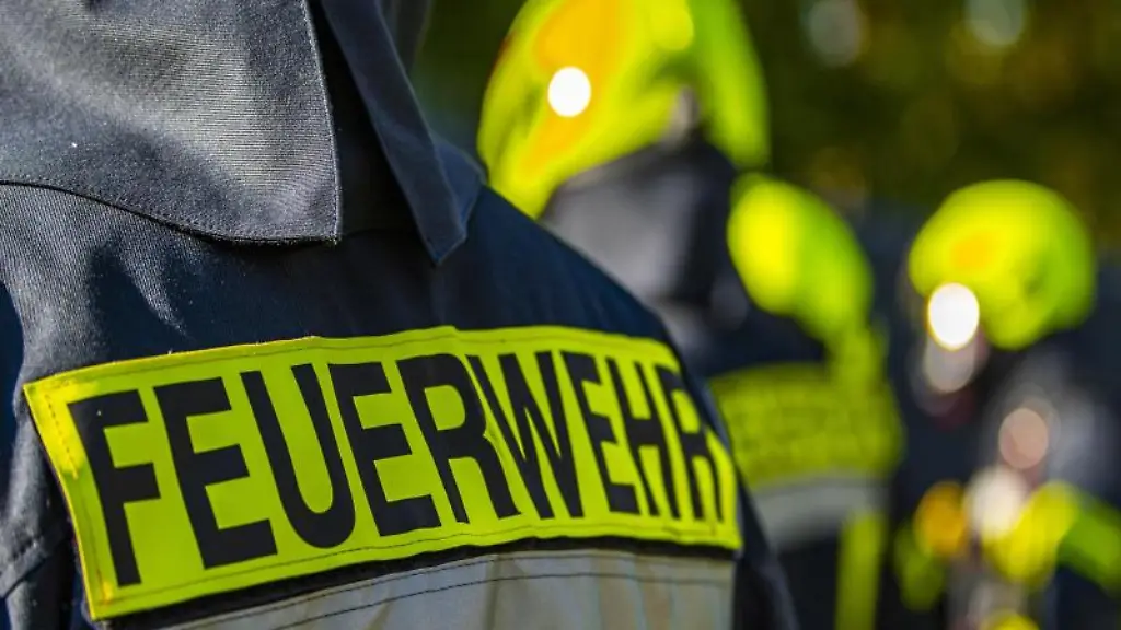 Feuerwehrleute-stehen-zusammen-um-den-Einsatz-zu-besprechen