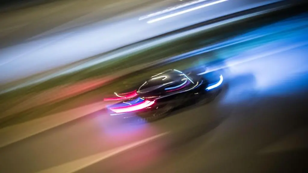 Zu-Lichtspuren-verwischt-sind-die-Fahrzeuge-auf-der-Autobahn