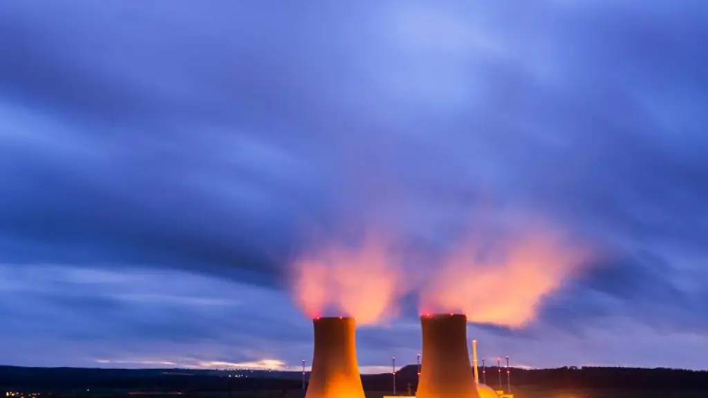 Dampf-steigt-aus-den-Kuehltuermen-des-Atomkraftwerks-Grohnde-auf