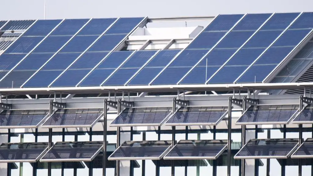Eine-Photovoltaikanlage-auf-einem-Dach-erzeugt-Strom