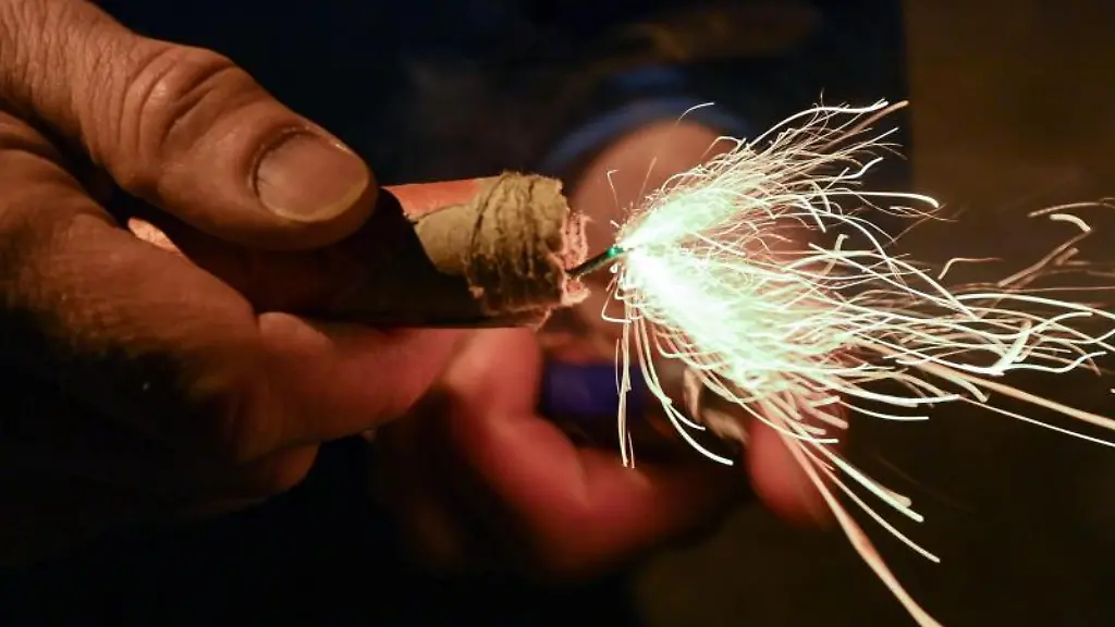 Ein-Mann-zuendet-einen-Boeller-an