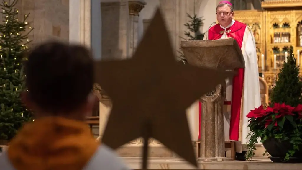 Der-Gottesdienst-zur-Sternsingeraktion-wird-vom-katholischen-Bischof-Franz-Josef-Bode-geleitet
