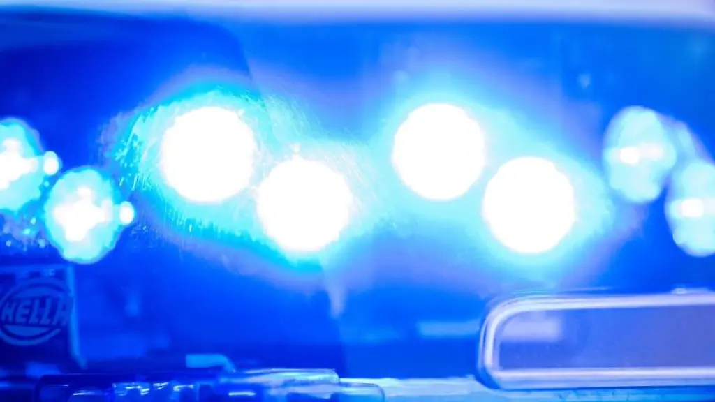 Ein-Blaulicht-leuchtet-auf-dem-Dach-einer-Polizeistreife