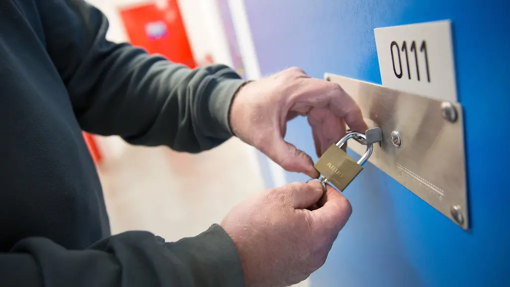 Das-Gelaende-sowie-die-Gaenge-des-Lagers-sind-videoueberwacht-die-Raeume-extra-gesichert