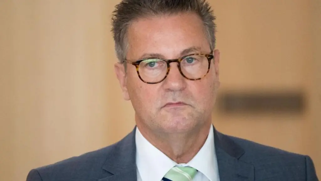 Baden-Wuerttembergs-Landwirtschaftsminister-Peter-Hauk-CDU-nimmt-an-einer-Landtagssitzung-teil