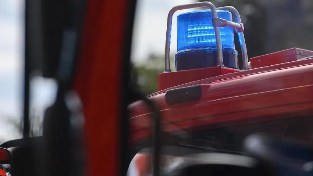 Ein-Blaulicht-leuchtet-auf-dem-Dach-eines-Einsatzfahrzeugs-der-Feuerwehr