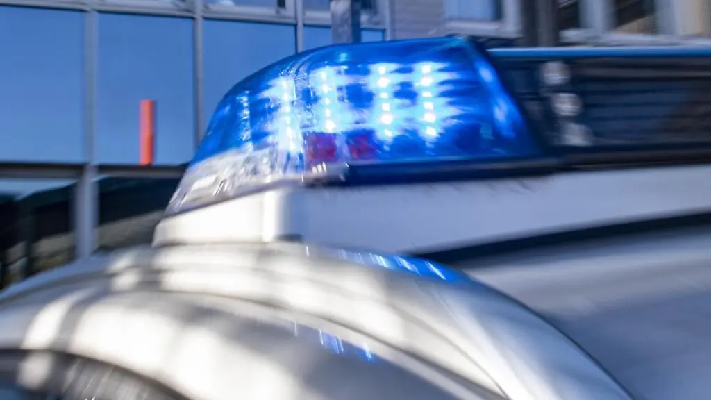 Ein-Blaulicht-leuchtet-auf-dem-Dach-eines-Polizeiwagens