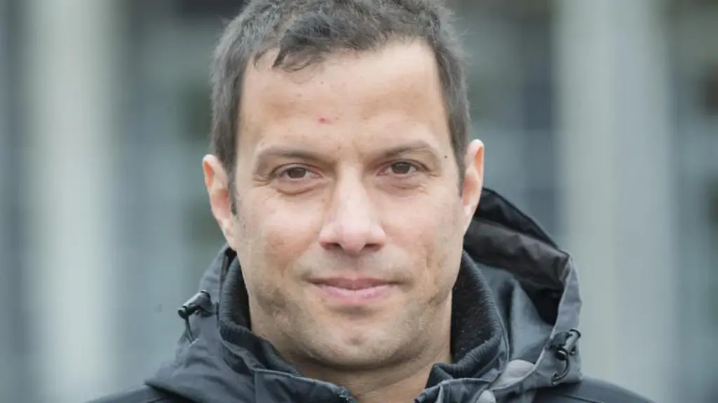 Lars-Kaderali-Bioinformatiker-aufgenommen-vor-der-Universitaetsmedizin-in-Greifswald