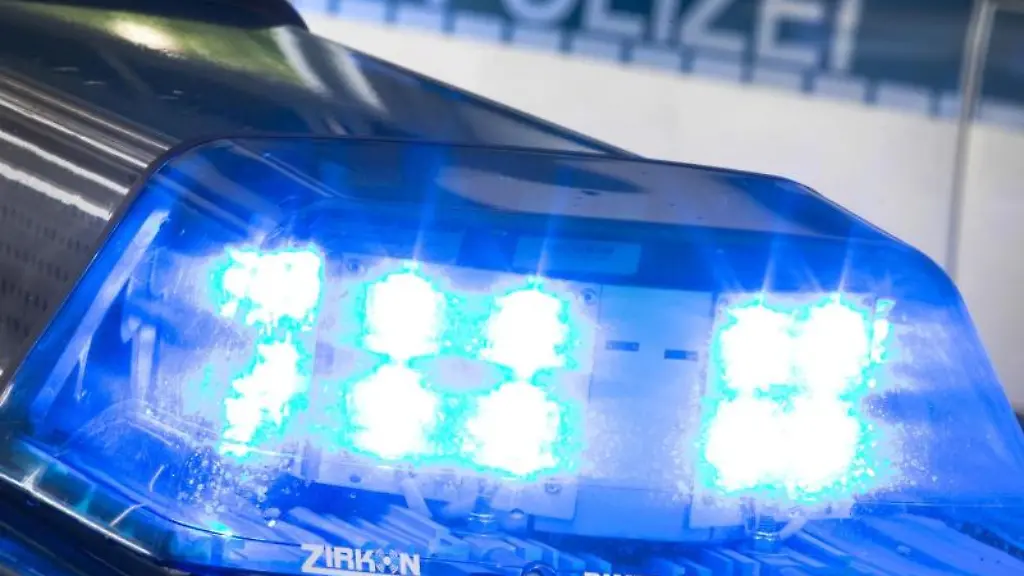 Ein-Blaulicht-leuchtet-auf-dem-Dach-eines-Polizeiwagens