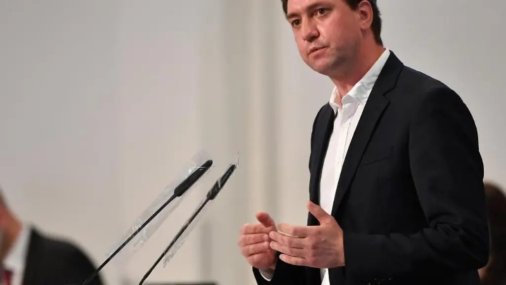 Sascha-Bilay-Die-Linke-Landtagsabgeordneter-in-Thueringen-spricht