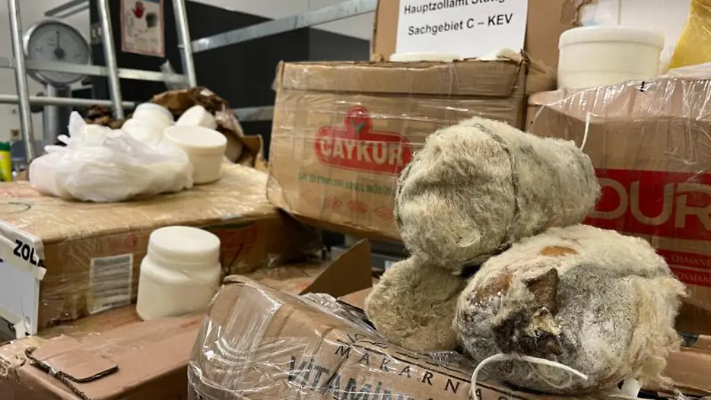 Kartons-mit-geschmuggelten-Kaese-stapeln-sich