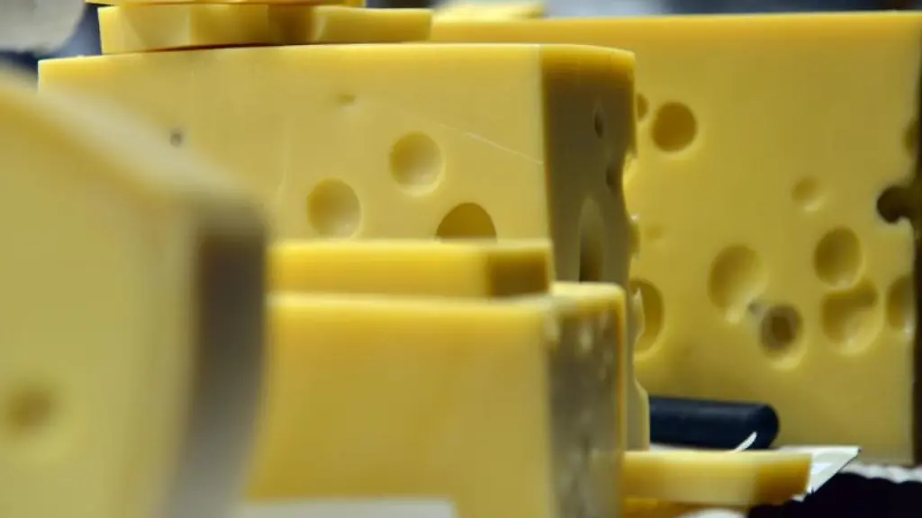 Kaese-wird-zum-Verzehr-angeboten