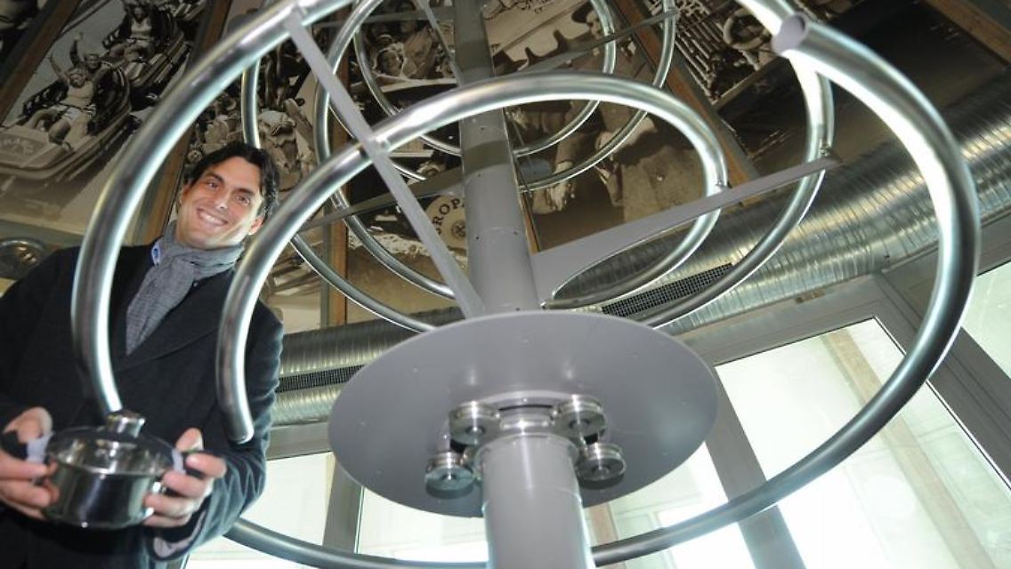 Thomas Mack, Gastronomiechef des Europaparks, vor einer Looping-Bahn in dem neuen Restaurant.