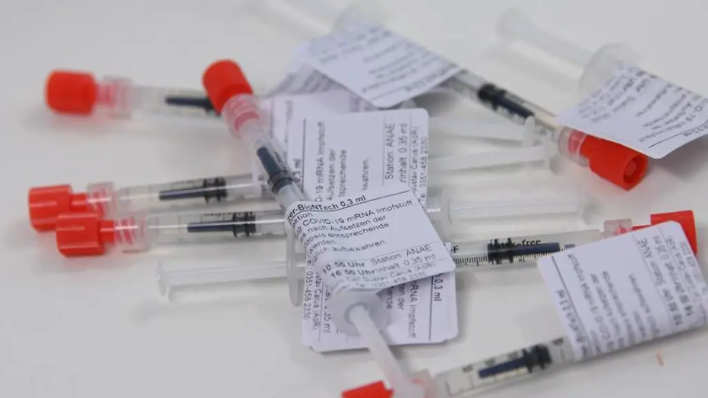 Spritzen-mit-einem-Impfstoff-gegen-das-Coronavirus-liegen-in-einer-Klinik-auf-dem-Tisch