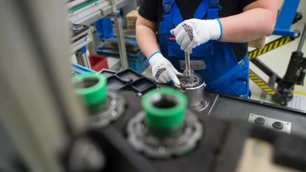 Eine-Mitarbeiterin-der-IFA-Gruppe-fertigt-in-der-Werkshalle-Gleichlaufgelenke