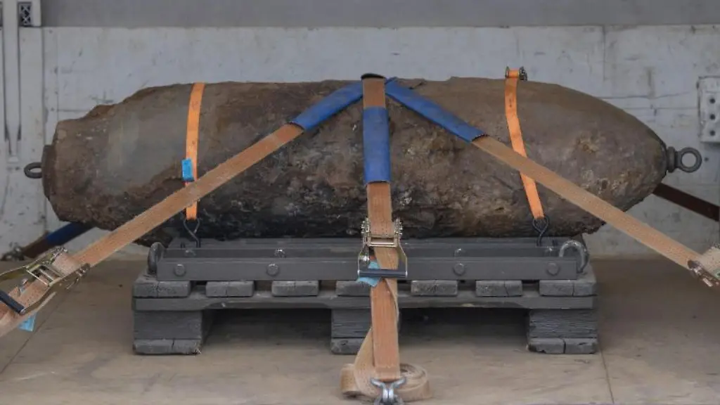 Die-entschaerfte-Bombe-liegt-auf-einem-Lkw