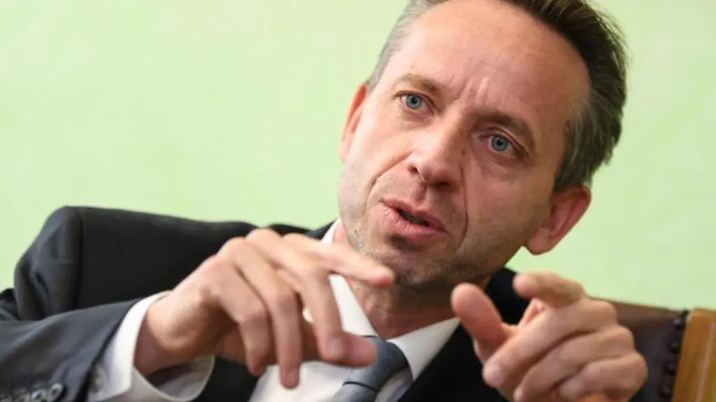 Guenter-Berz-List-Vorstand-der-Schwaelbchen-Molkerei-spricht-waehrend-eines-Interviews