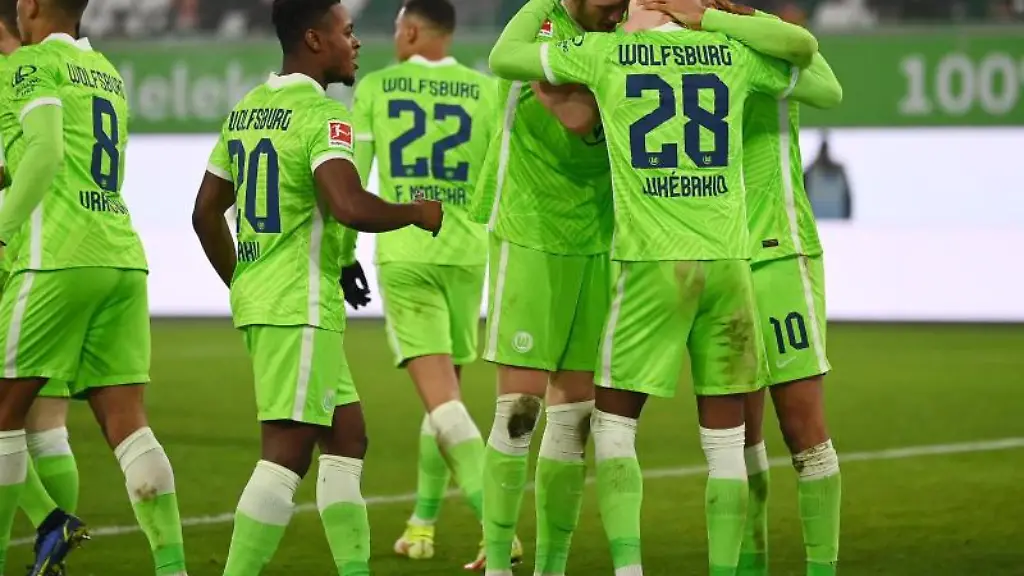 Wolfsburgs-Spieler-jubeln-nach-einem-Tor