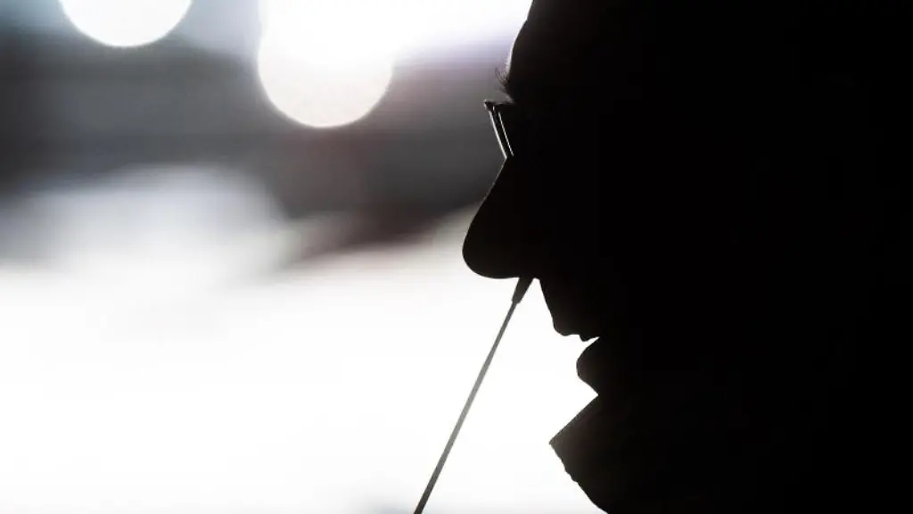 Ein-medizinischer-Mitarbeiter-entnimmt-einem-Mann-einen-Nasenabstrich-fuer-einen-Corona-Schnelltest