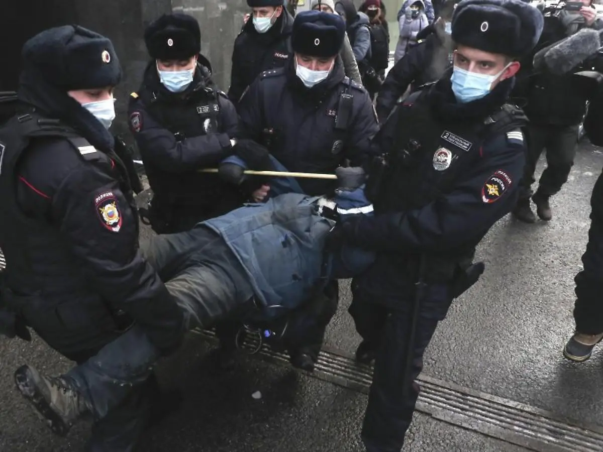 Polizisten-tragen-einen-Demonstranten-der-Menschenrechtsorganisation-Memorial-bei-einem-Protest-davon