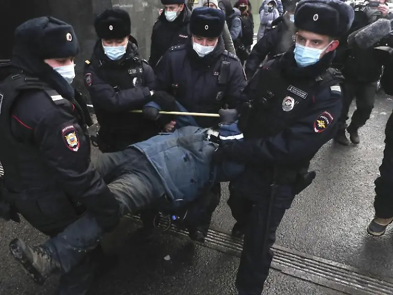 Polizisten-tragen-einen-Demonstranten-der-Menschenrechtsorganisation-Memorial-bei-einem-Protest-davon