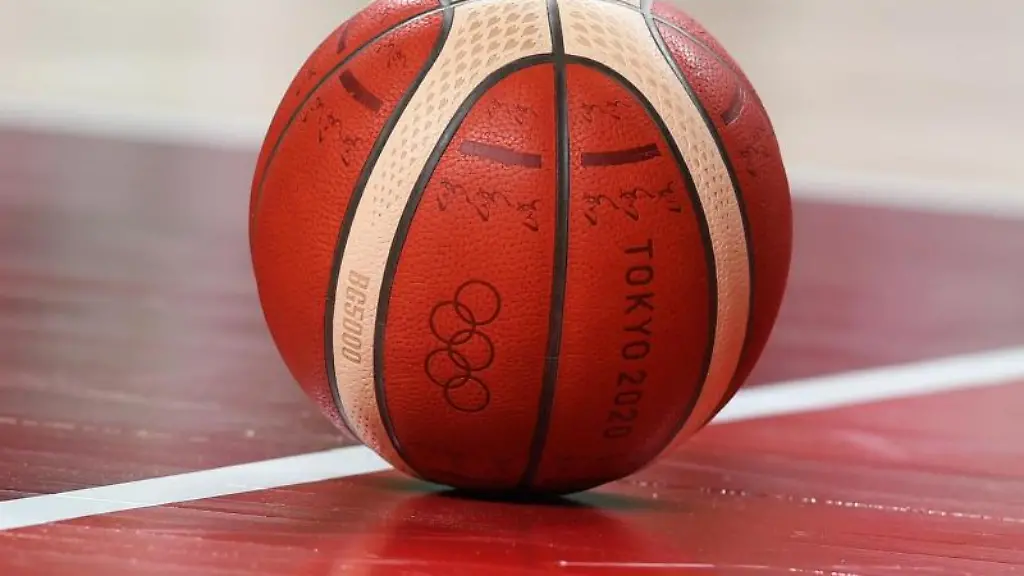 Ein-Basketball-liegt-auf-dem-Spielfeld