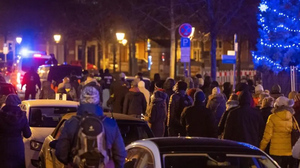 Gegner-von-Corona-Massnahmen-und-Impfpflicht-ziehen-begleitet-von-der-Polizei-durch-die-Innenstadt-von-Potsdam