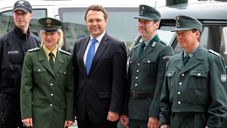 Eigenständigkeit bleibt: Innenminister Friedrich mit Bundespolizisten.