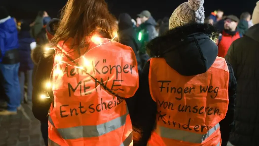 Menschen-demonstrieren-in-der-Innenstadt-gegen-die-Corona-Massnahmen