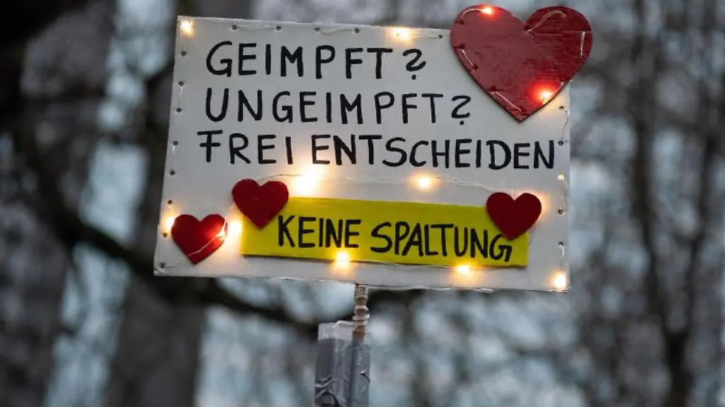 Demonstration-in-der-Innenstadt-gegen-die-derzeit-geltenden-Massnahmen-zur-Verhinderung-einer-weiteren-Ausbreitung-des-Corona-Virus