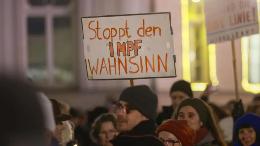 Menschen-demonstrieren-gegen-die-Corona-Massnahmen