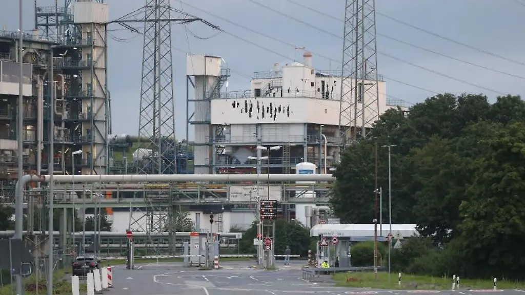 Nach-der-Explosion-im-Leverkusener-Chempark-sind-am-Gebaeude-Schaeden-zu-erkennen
