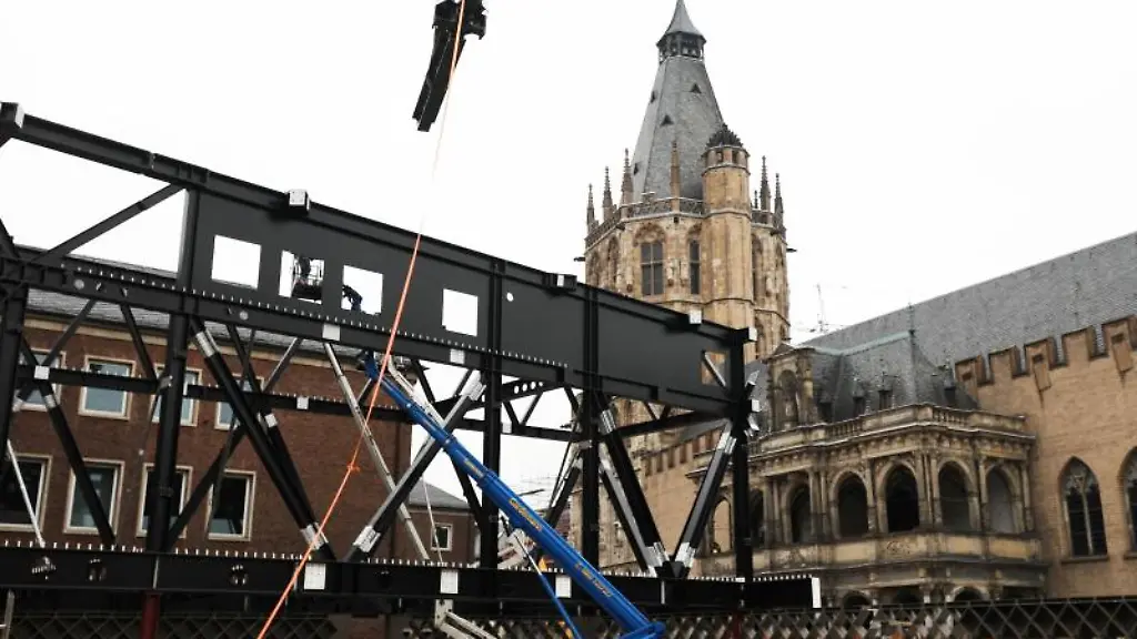 Ein-Kran-hievt-eine-Dach-Pyramide-aus-Stahl-auf-den-Neubau-des-Juedischen-Museums