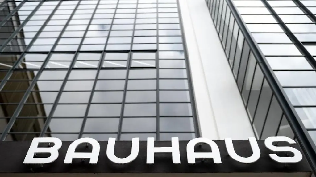 Bauhaus-steht-ueber-dem-Eingang-des-historischen-Bauhaus-Gebaeudes-in-Dessau