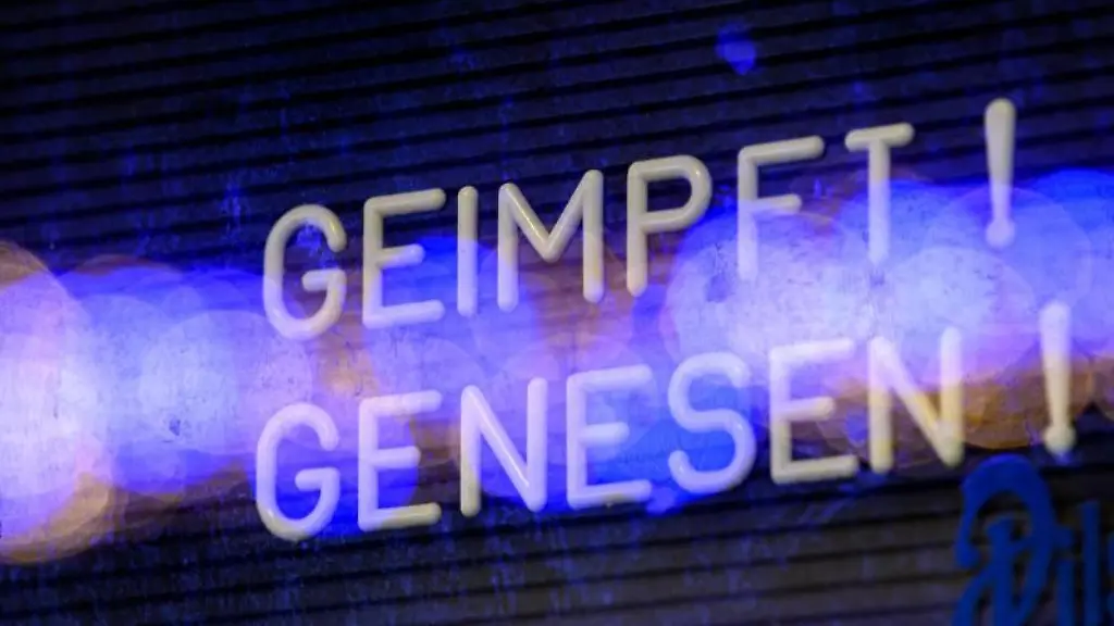 Ein-Schild-an-einer-Bar-weist-auf-die-2G-Regel-hin