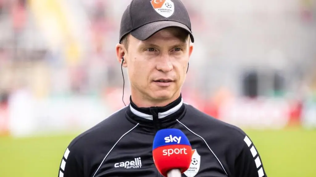 Trainer-Petr-Ruman-gibt-vor-einem-Spiel-ein-Interview