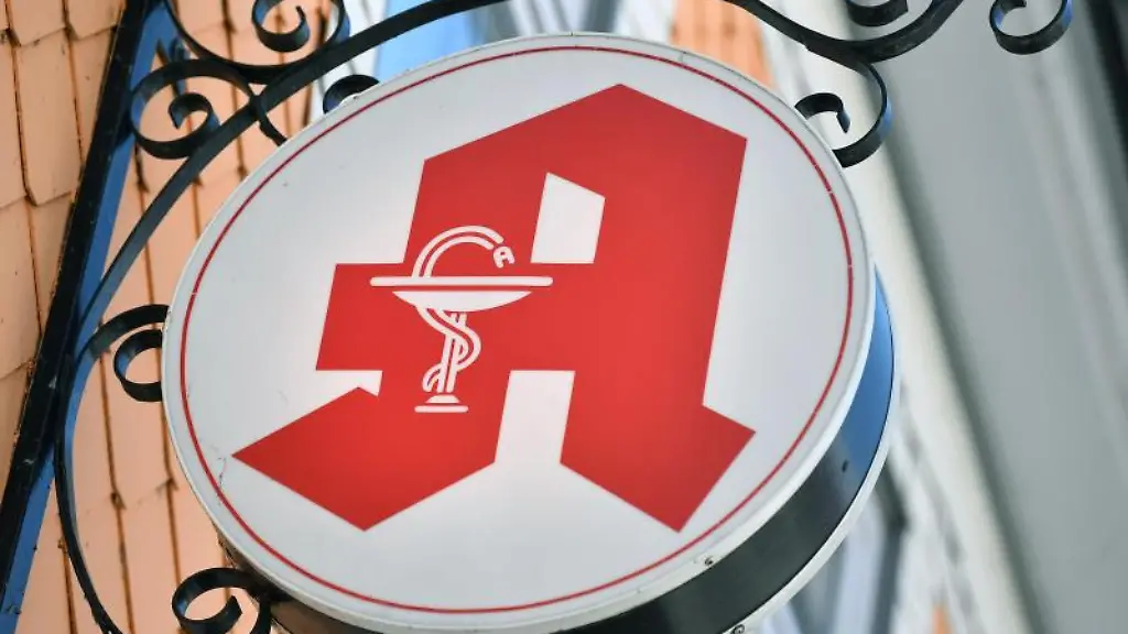 Das-Apothekenzeichen-haengt-an-einer-Hausfassade