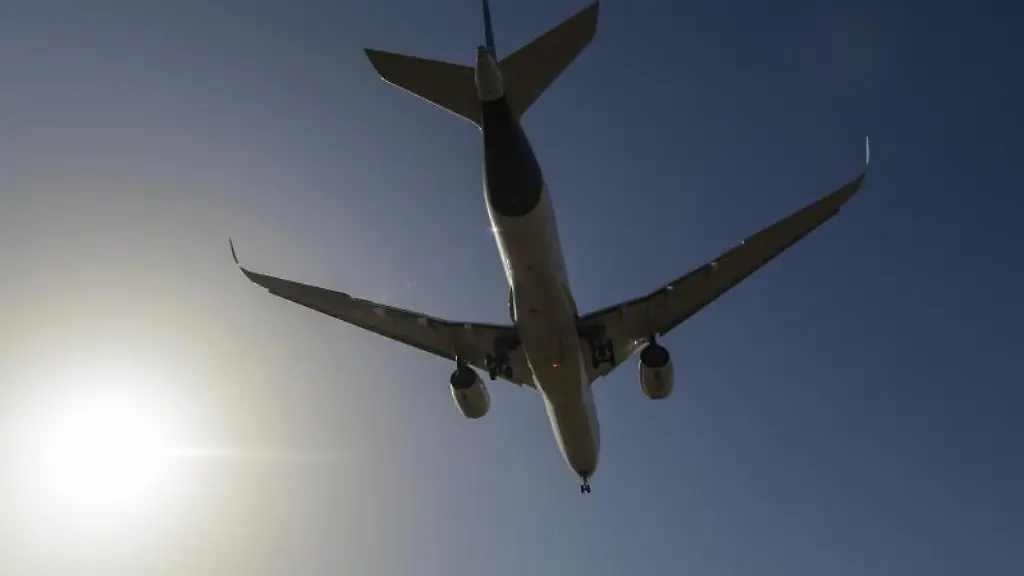 Ein-Flugzeug-setzt-zum-Landeanflug-an