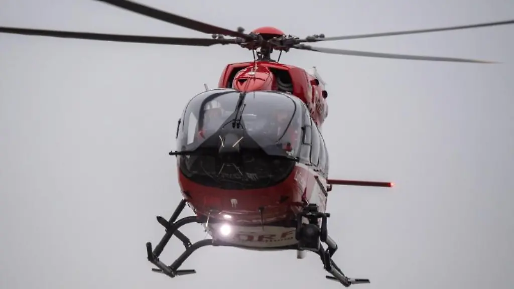 Ein-Rettungshubschrauber-fliegt-ueber-den-Flugplatz-eines-Krankenhauses