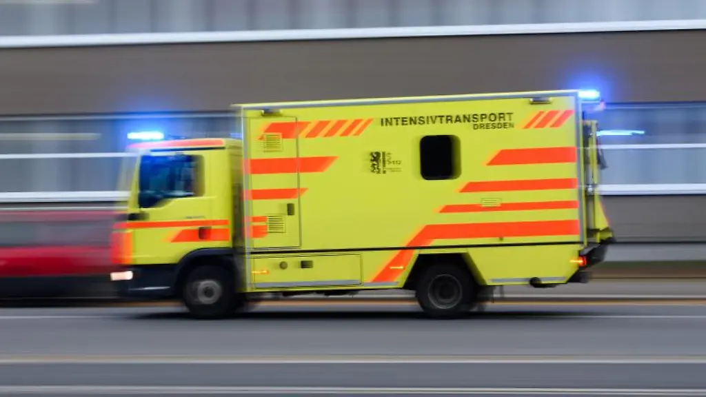 Ein-Rettungswagen-ist-in-mit-Blaulicht-im-Einsatz