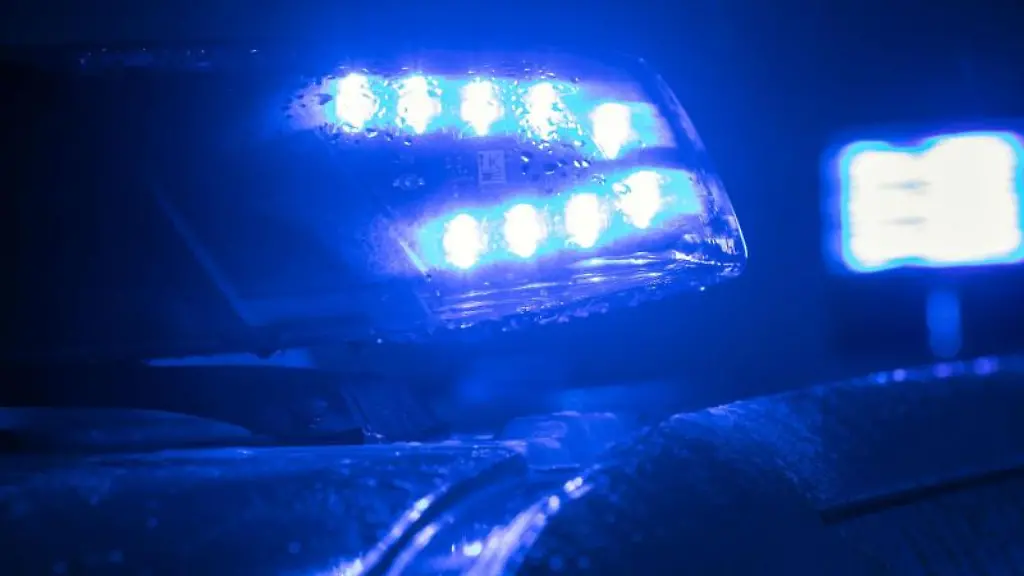 Blaulichter-leuchten-auf-dem-Dach-eines-Polizeiwagens