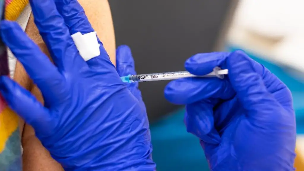 Die-Mitarbeiterin-eines-Impfzentrums-impft-eine-Frau-gegen-Corona