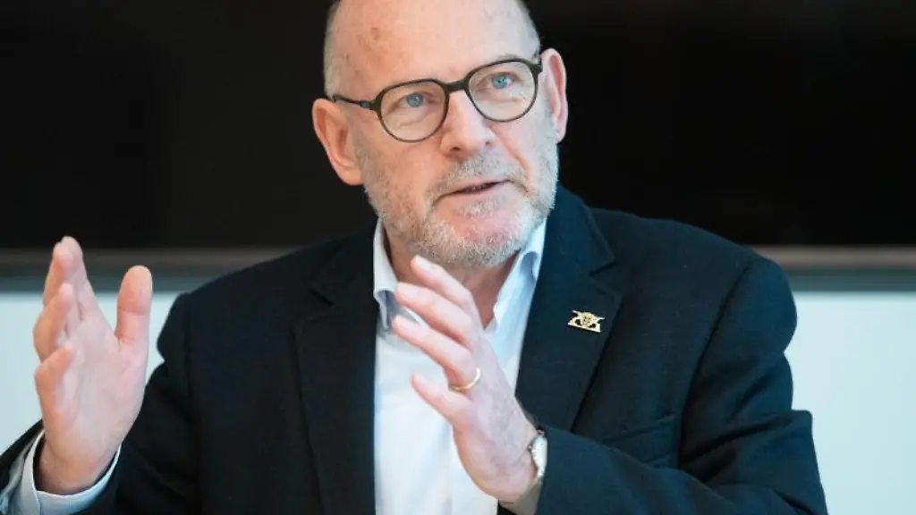 Winfried-Hermann-Buendnis-90-Die-Gruenen-Verkehrsminister-von-Baden-Wuerttemberg-spricht