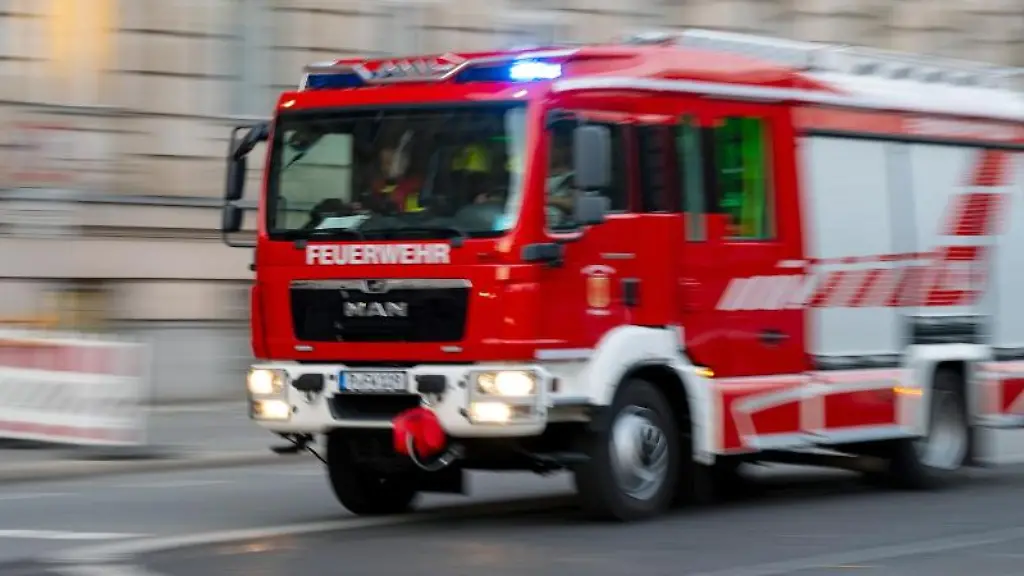 Ein-Feuerwehrfahrzeug-ist-mit-Blaulicht-auf-Einsatzfahrt