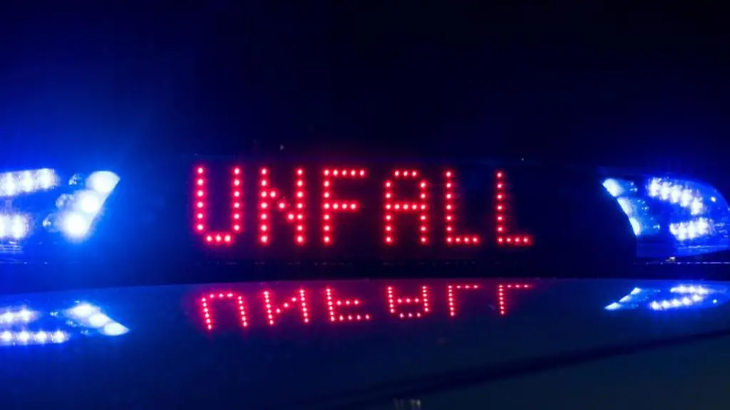 Ein-Einsatzwagen-der-Polizei-steht-mit-Blaulicht-an-einer-Unfallstelle