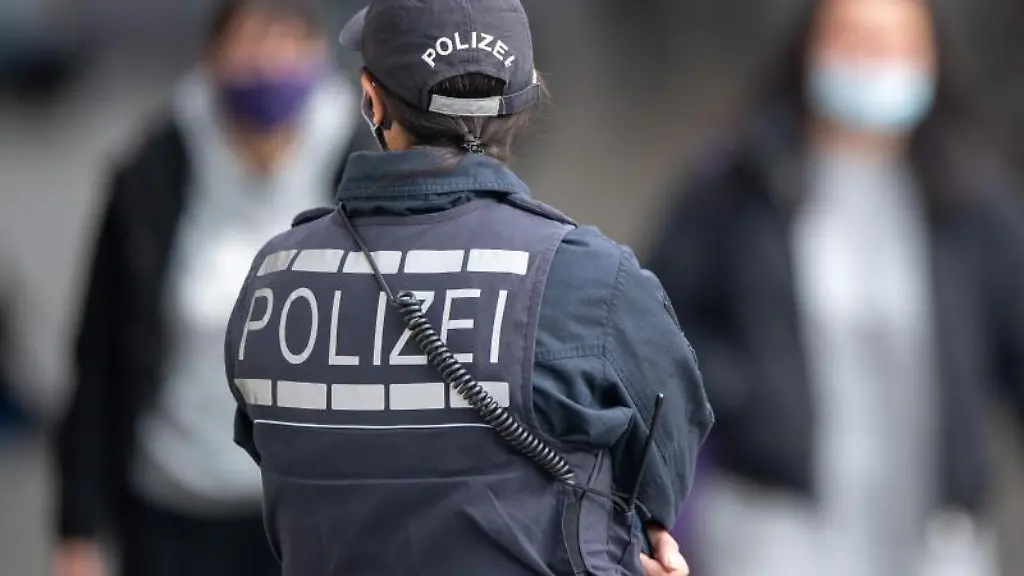 Eine-Polizistin-steht-auf-einer-Strasse