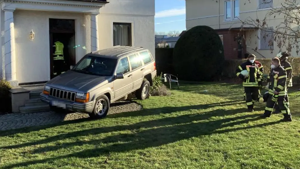 Ein-Jeep-steht-auf-der-Treppe-eines-Hauseingangs