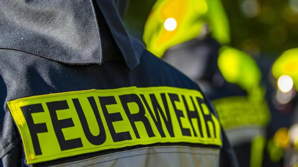 Einsatzkraefte-der-Feuerwehr-in-Schutzkleidung